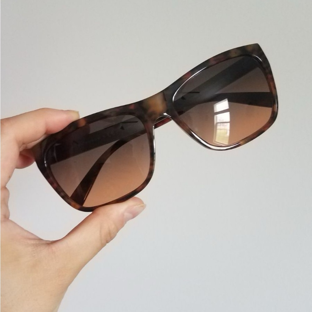 Tory Burch square Tortoise Sunglasses with Case - Picture 2 of 8